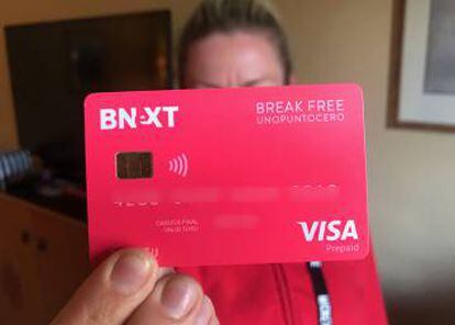 Una persona con una tarjeta de Bnext