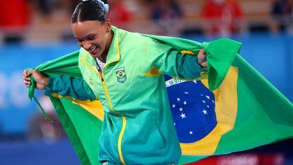 La gimnasta brasileña Rebeca Andrade festeja en los Juegos Olímpicos de Tokio.