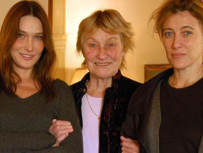 Carla Bruni, con su madre Marisa y su hermana Valeria.