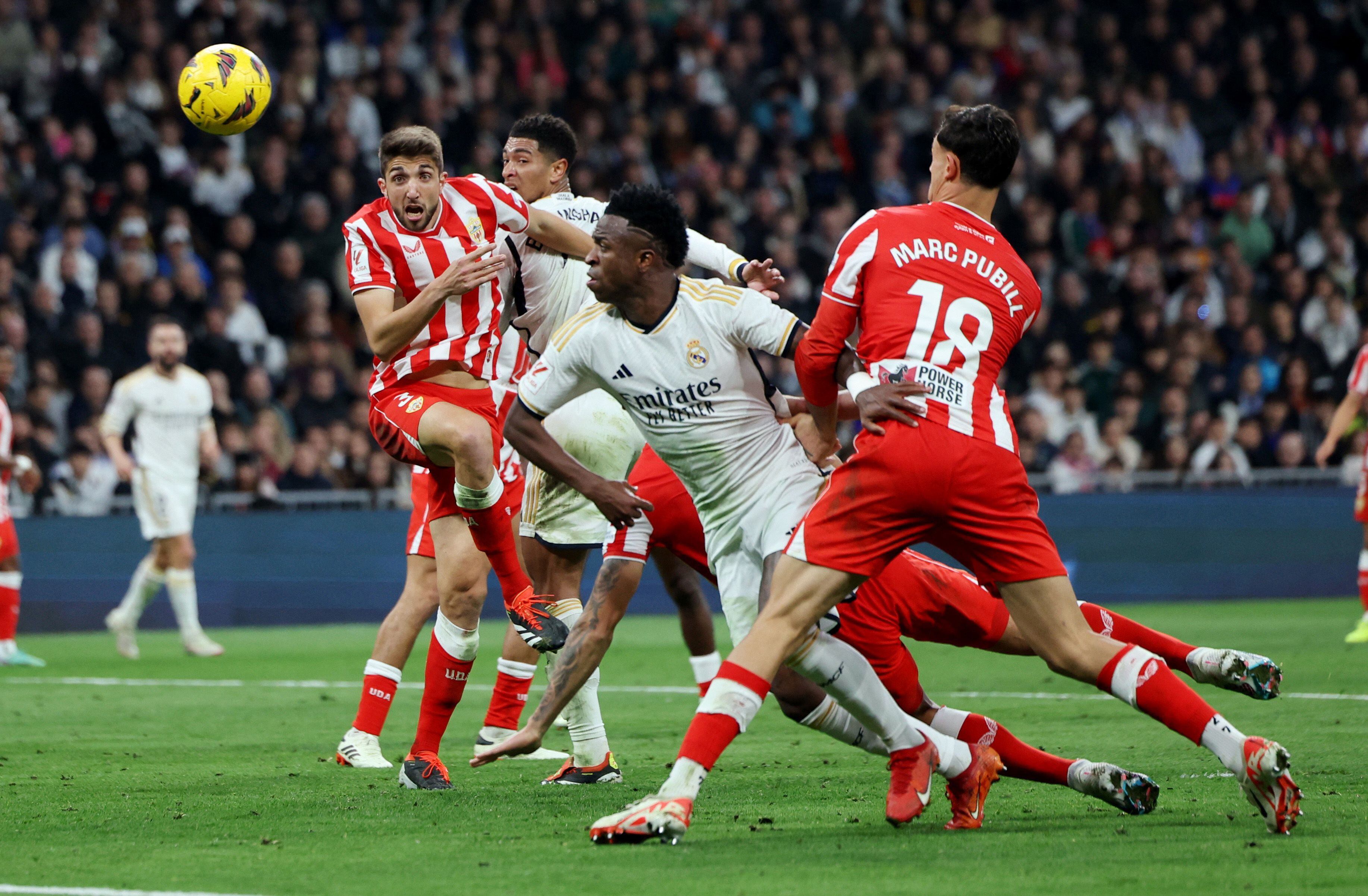 Vinicius durante la acción del segundo gol del Real Madrid ante el Almería.