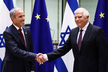 El ministro de Inteligencia israelí, Elazar Stern, y el jefe de la diplomacia europea, Josep Borrell, este lunes en Bruselas.