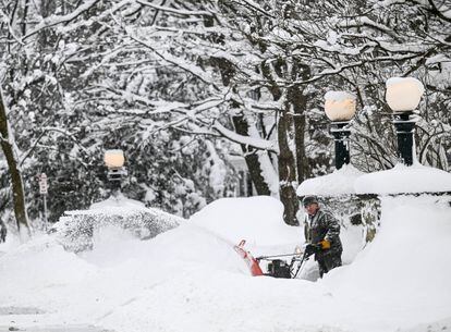 Un vecino de Búfalo trata de retirar la nieve este lunes 26 de diciembre. 