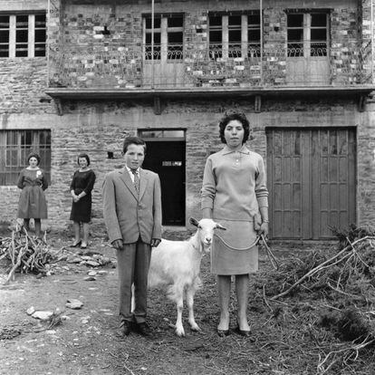 J&oacute;venes de una familia gallega retratados por Vieitez.