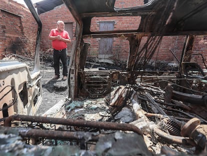 Imágenes de los resultados del incendio de la sierra de Gredos. Pablo Zazo del municipio de Villaviciosa mostrando como llegó el fuego a la puerta de su casa.