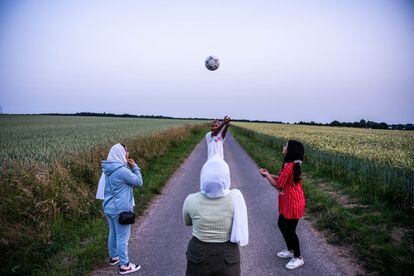 La familia de Manzuri juega a voléibol a las afueras de la ciudad alemana de Fulda, donde residen. Si hay algo en lo que todos los miembros de la familia están de acuerdo es en que ninguno volvería, de momento, a Afganistán. 