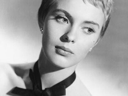 El FBI empujó a la actriz estadounidense Jean Seberg a suicidarse con una sobredosis de drogas según ha afirmado su hijo, Diego Gary, en el <i>The Sunday Times</i>. "Mi madre se sentía perseguida", ha dicho Gary en alusión a una campaña psicológica "desestabilizadora" del FBI contra la actriz por su apoyo al grupo de los Panteras Negras. "Hubo momentos en que tenía mucho miedo. Incluso alquiló a dos guardaespaldas para que la protegieran porque había recibido muchas amenazas", ha añadido. En septiembre de 1979 apareció el cuerpo desnudo de la actriz envuelto sólo en una manta en el asiento trasero de su automóvil Renault no lejos de su piso parisino.