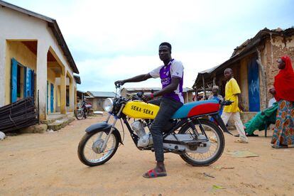 Uno de los afortunados jóvenes que conduce un moto taxi en el centro del pueblo de Barek esperando a posibles clientes. Desea reunir pronto el dinero necesario para emprender el viaje hacia el sur en busca de nuevas oportunidades.  

