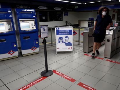 - Vista de los carteles informativos referentes a la pandemia en el metro de Ópera en Madrid, este martes. La Comunidad de Madrid reabrirá otros 62 accesos del suburbano en la fase 2.