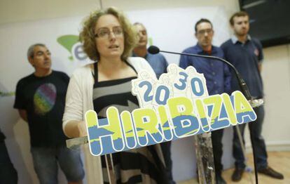 Miembros de EH Bildu presentan este lunes la iniciativa HiriBizia 2030.