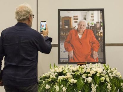 Claudio López Lamadrid, editor general de Penguin Random House Mondadori, fotografía el retrato de Carmen Balcells en la FIL.