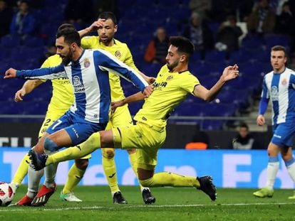 Borja Iglesias y Pepe Castaño, en la acción del primer penalti.