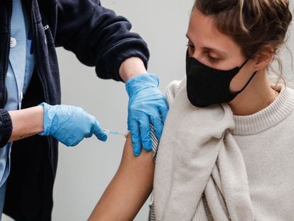 Una mujer recibe una vacuna contra la Covid-19 en Illunbe (País Vasco).