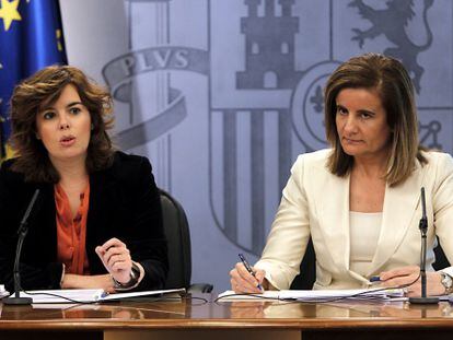 Soraya Sáez de Santamaría y Fátima Báñez, tras el Consejo de Ministros en el que se aprobó la reforma laboral de 2012.