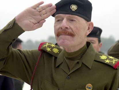 Al Duri saluda en una ceremonia en Bagdad, en diciembre de 2002.