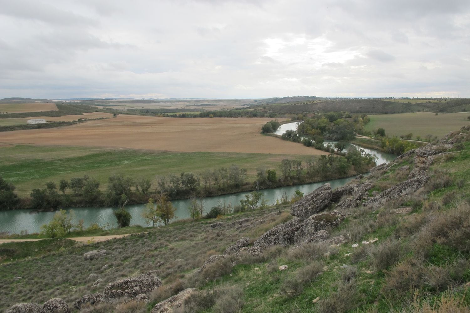 Vista de un meandro del río Tajo desde el yacimiento arqueológico de Caraca, en Driebes (Guadalajara)