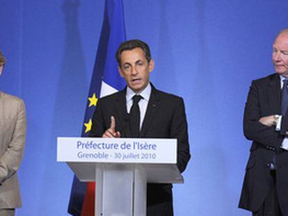 Nicolás Sarkozy acompañado del Secretario de Estado de Justicia, Jean-Marie Bockel, el ministro de Interior, Brice Hortefeux y la ministra de Justicia, Michèle Alliot-Marie durante la rueda de prensa de hoy en Grenoble.