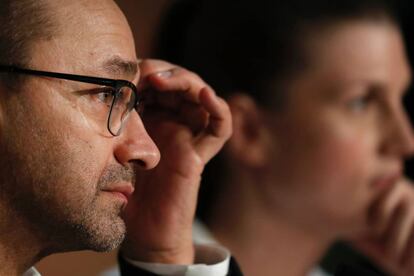 El director Andréi Zvyagintsev, con la actriz Maryana Spivak en la rueda de prensa de 'Nelyubov'.