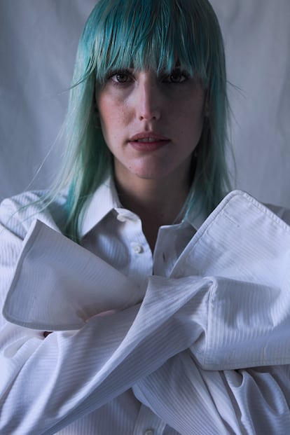 Es un hecho: el pelo de colores llamativos está de moda. Quique Sánchez, creativo de la reputada peluquería Espacio Q, ha ideado el tono azul de la actriz Natalia de Molina. Esta sesión, bautizada como Espera amor, apuesta por la sobriedad del vestuario para dar todo el protagonismo al aguamarina del cabello.