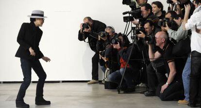 Yoko Ono posa para los fotógrafos en la presentación de la exposición en Bilbao el pasado 13 de marzo.