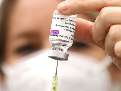 Una sanitaria prepara la vacuna de AstraZeneca en una consulta médica en Maintal (Alemania) el 24 de marzo.