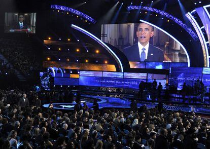 La gala de los Grammy Latinos se interrumpió por un momento para escuchar el mensaje del presidente Obama sobre las medidas migratorias
