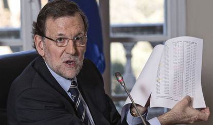 Mariano Rajoy muestra los datos del desempleo el pasado 3 de diciembre, el día que se conoció el primer descenso del paro en el mes de noviembre desde 1989.