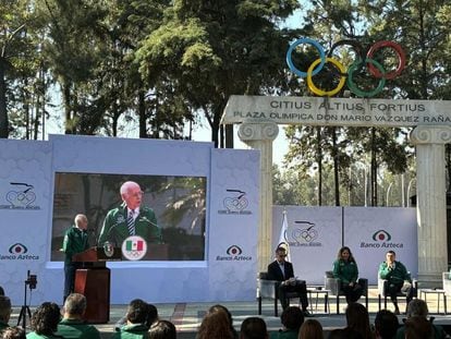 Luis Niño de Rivera, presidente del consejo de administración de Banco Azteca, en conferencia de prensa.