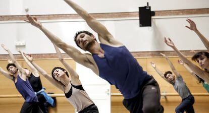 Bailarines de la CND en el ensayo de 'Casi-Casa', de Mats Ek.