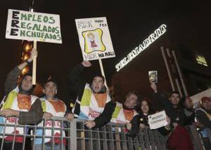 Trabajadores de Telemadrid (RTVM) durante el encierro que llevaron a cabo anoche en el centro de la Ciudad de la Imagen, en Pozuelo de Alarcón (Madrid).