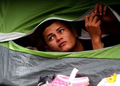 Migrante acampado en Tijuana (México).