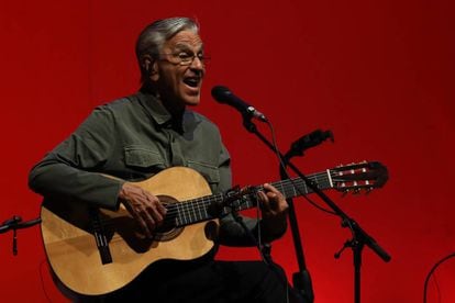 El cantautor Caetano Veloso, durante el concierto de Las Noches del Botánico.