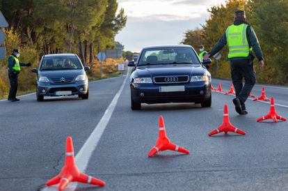 Control de la Guardia Civil en el límite entre Navarra y La Rioja, este viernes.
