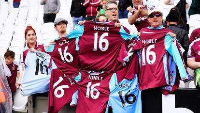 Aficionados del West Ham muestran las camisetas de Noble, uno de los últimos fichajes del club londinense.