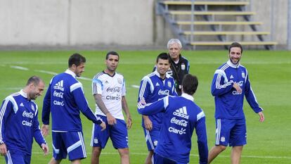 Los jugadores de la selección y Paolorosso en una práctica.