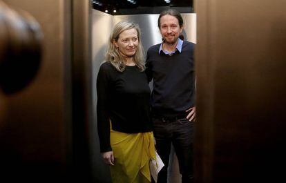 Victoria Rosell, de Podemos, acompañada por Pablo Iglesias.