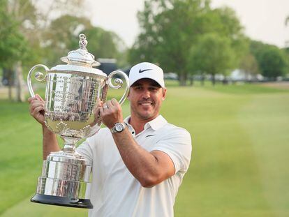 Koepka, con la copa 'Wanamaker' tras vencer su tercer PGA Championship.