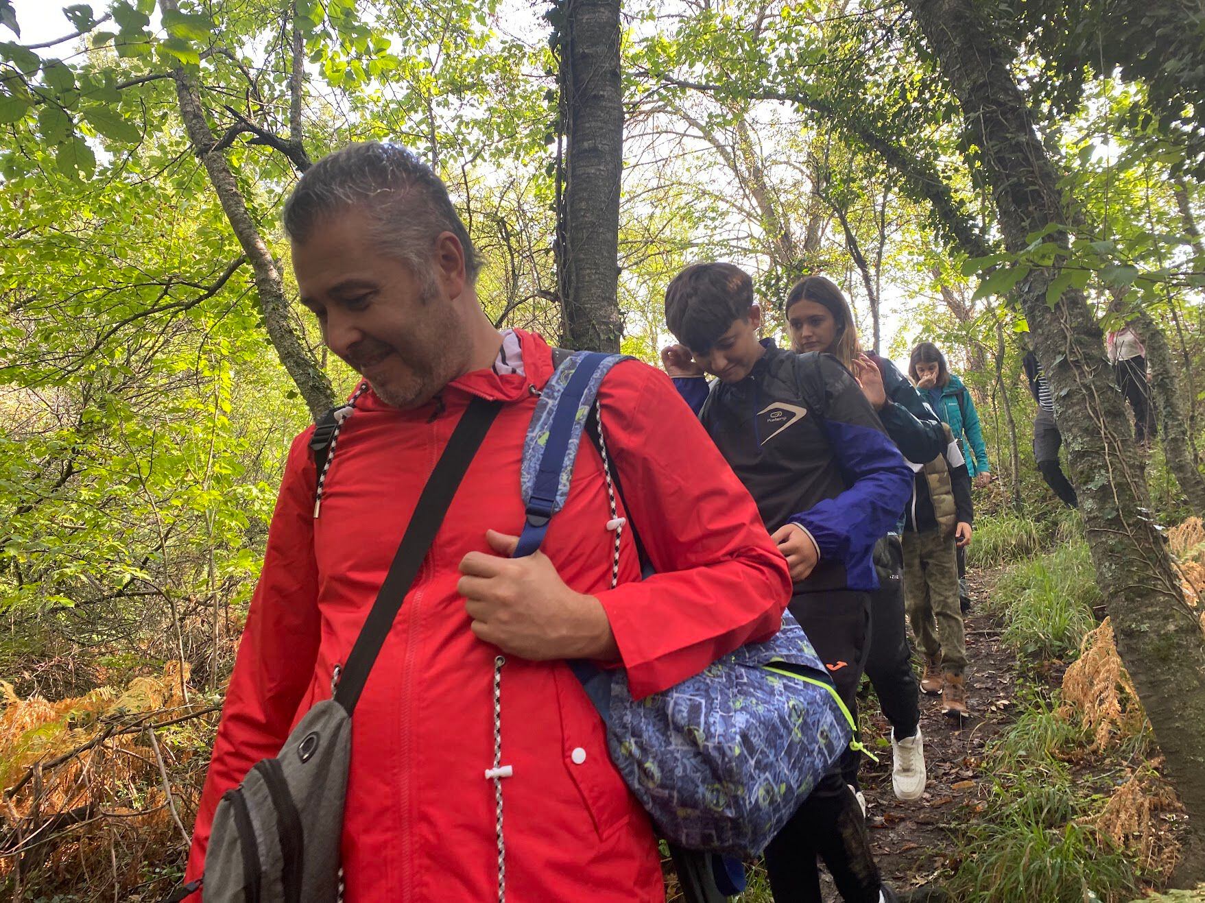 Varios participantes de la actividad de la empresa Baños de Bosque Madrid en el bosque milenario de La Herrería, en El Escorial.