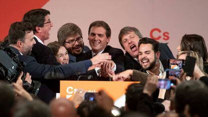 El candidato a la Junta de Andalucía por Ciudadanos, Juan Marín (i), el presidente de Ciudadanos, Albert Rivera, (i), tras conocerse los resultados de las elecciones andaluzas. 