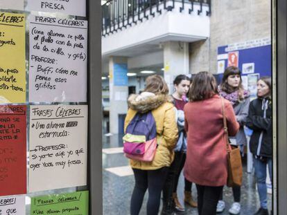 Carteles con frases machistas atribuidas al profesor en la entrada a la Facultad de Filosofía y Ciencias de la Educación de la Universidad de Valencia.