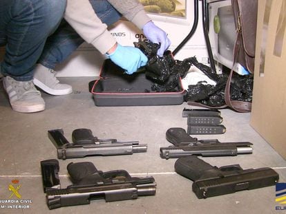 Las armas intervenidas a los detenidos en la Operación Burlero, en una imagen facilitada por la Guardia Civil.