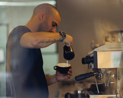 Un camarero sirve un café en Loft, dicen que su secreto es hacerlo "con amor".