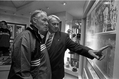 Rinus Michels, junto a Bobby Robson, en una visita a la sala de trofeos del FC Barcelona en 1998.
