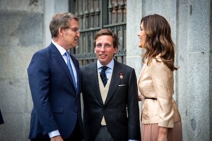 Alberto Núñez Feijóo y su esposa, Eva Cárdenas, saludan a José Luis Martínez-Almeida.















