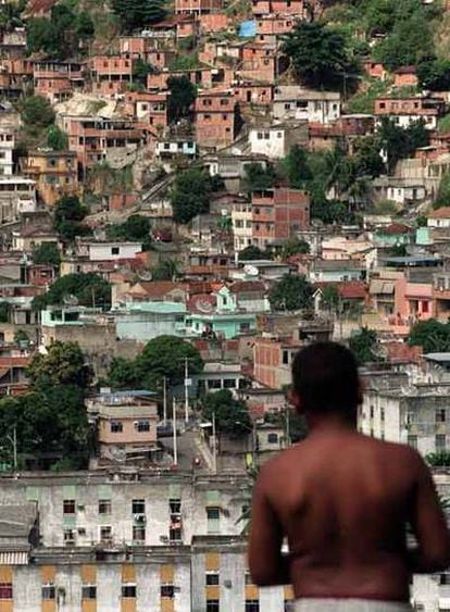 Un joven brasileño observa unas favelas.