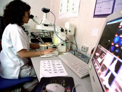 Una científica trabaja en el laboratorio.