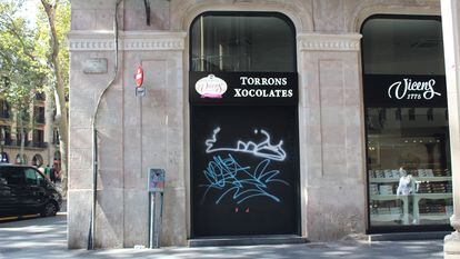 El establecimiento de Torrons Vicens clausurado en la Rambla de Barcelona, este lunes.