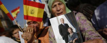 Miles de personas, con banderines y fotografías de los reyes, se han concentrado en la ciudad autónoma para recibir a Don Juan Carlos y Doña Sofía.