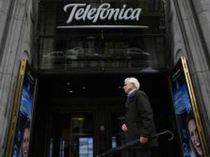 Una persona pasea ante la tienda de Telef&oacute;nica en Gran V&iacute;a, en Madrid.