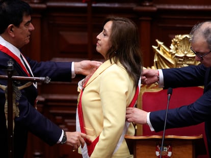 Dina Boluarte recibe la banda presidencial en su juramento ante el Congreso como nueva presidenta de Perú, el 7 de diciembre de 2022.