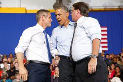 El presidente Barack Obama, en un acto de campa&ntilde;a con Gary Peters (derecha), candidato al Senado, y Mark Schauer, candidato a gobernador de Michigan. 